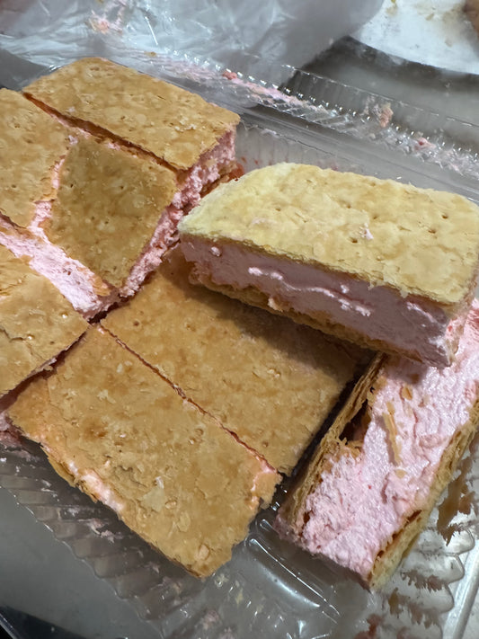 Pan milhojas rosado y blanco